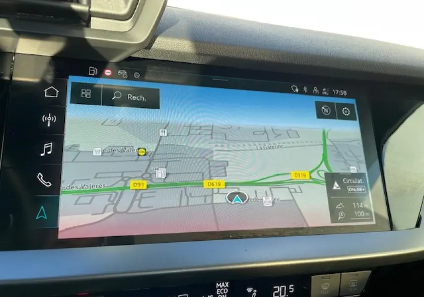 Écran tactile MMI navigation plus affichant une carte, intérieur de l'Audi A3 argent Fleuret Metal 2022.