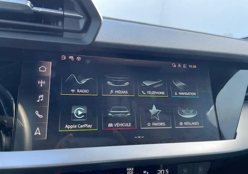 Écran tactile central de l'Audi A3 2022 affichant les options multimédias et de navigation dans un intérieur moderne.