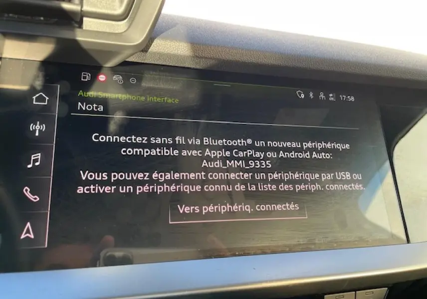 Écran tactile central de l'Audi A3 2022 affichant l'interface de connexion Bluetooth Apple CarPlay et Android Auto.