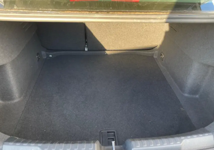 Coffre spacieux et vide de l'Audi A3 IV Berline 30 TFSI MHEV 110 Confort, vue intérieure arrière.