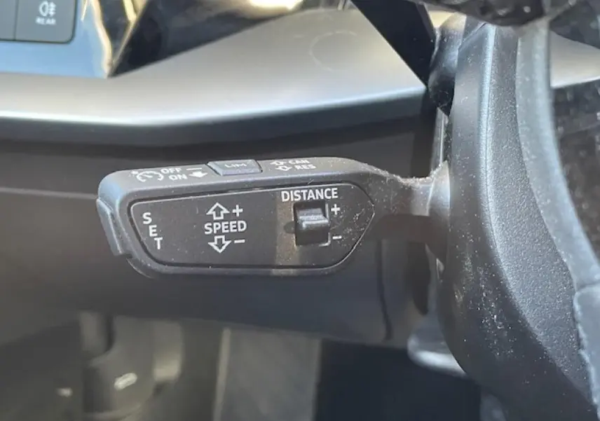 Le levier de régulateur de vitesse sur le côté gauche du volant d'une Audi A3 argentée, version 2022.