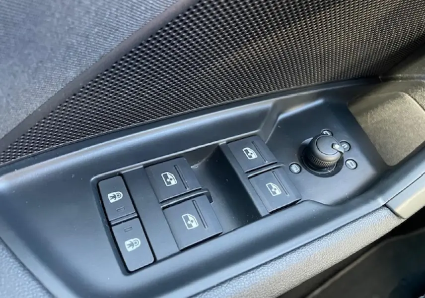 Gros plan sur les commandes des vitres et rétroviseurs côté conducteur de l'Audi A3 IV Berline argent métallisé.