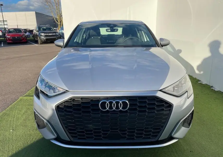 Vue frontale d'une Audi A3 berline 2022 argent métallisé avec calandre noire hexagonale et phares LED distinctifs.