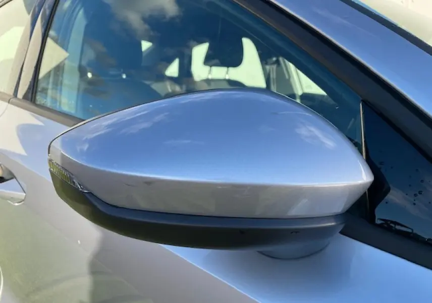 Rétroviseur côté gauche argent métallisé d'une Audi A3 IV Berline 30 TFSI MHEV 2022 avec clignotant intégré.