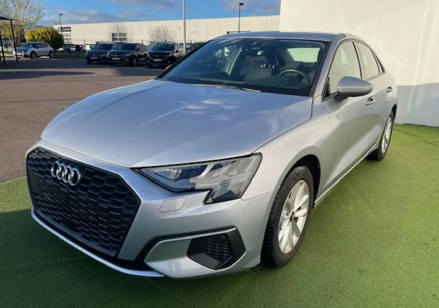 Audi A3 IV Berline 30 TFSI MHEV argent, vue 3/4 avant droit sur fond extérieur avec calandre noire hexagonale.