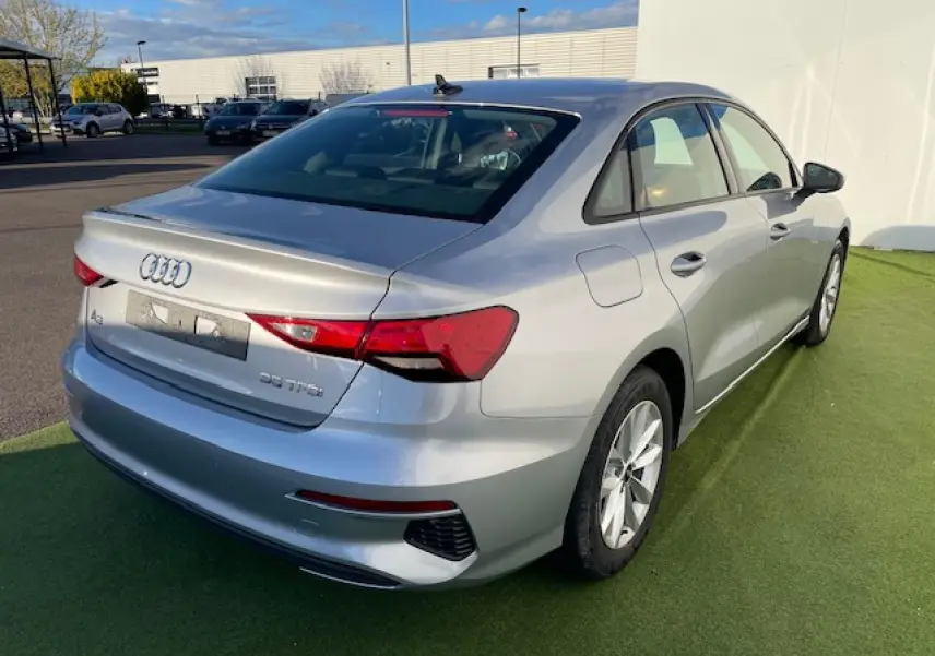 Audi A3 IV Berline argent métallisé vue 3/4 arrière droit, avec feux LED et jantes alliage 17 pouces.