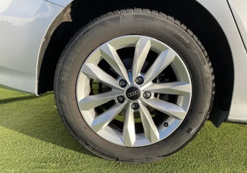 Gros plan sur la jante alliage 5 branches argentée d'une Audi A3 IV Berline 30 TFSI MHEV couleur argent fleuret métal.