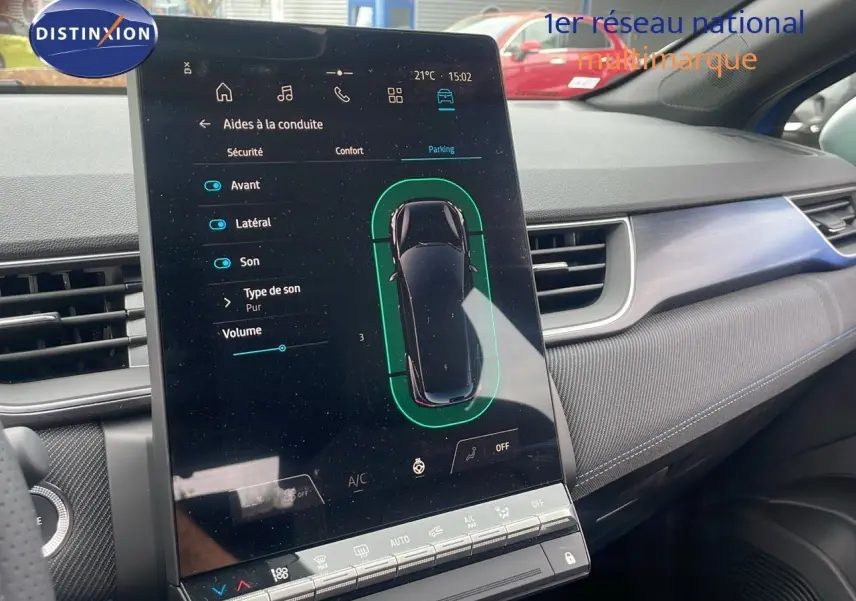 Vue intérieure du tableau de bord du Renault Captur E-Tech Hybrid 2025 avec écran tactile affichant les aides à la conduite.