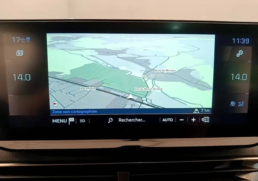 Écran tactile central du tableau de bord du Peugeot 3008 GT 2021 affichant la navigation GPS en 3D.