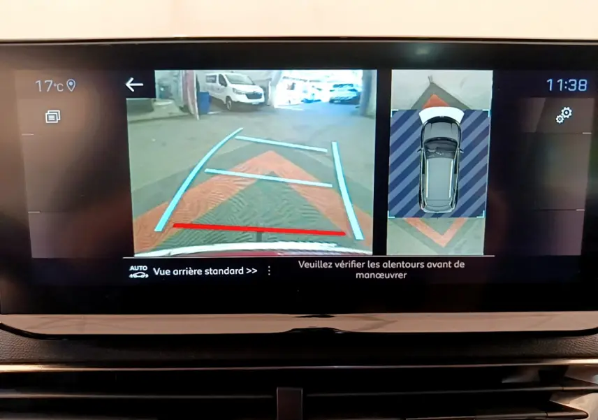 Affichage écran tactile intérieur montrant la caméra de recul et vue 360° du Peugeot 3008 GT rouge de 2021