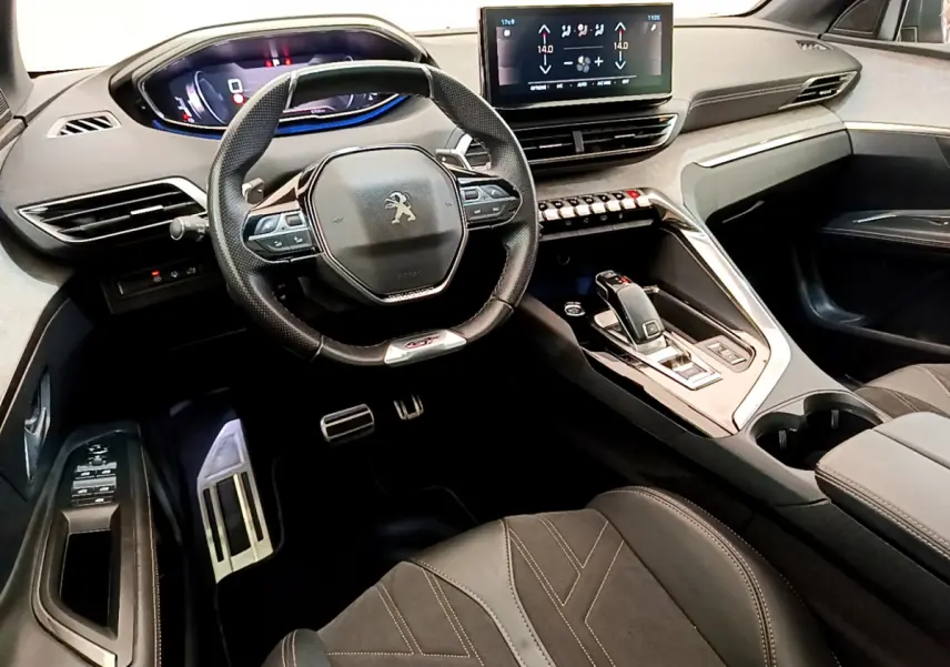 Intérieur du Peugeot 3008 GT 2021, vue côté conducteur sur volant cuir, tableau de bord digital et console centrale moderne.