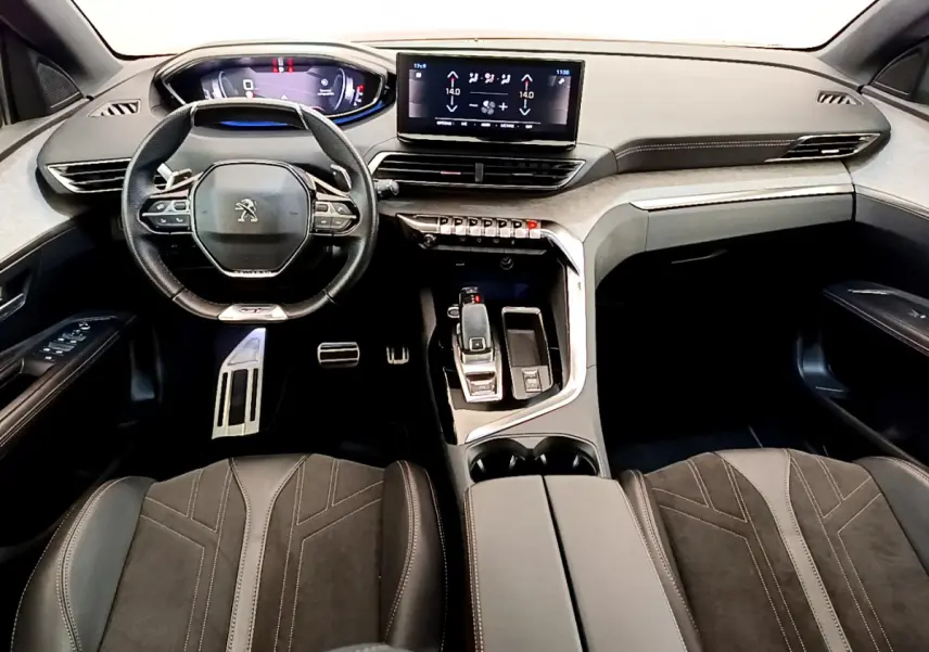 Intérieur du Peugeot 3008 GT 2021, vue avant du tableau de bord avec écran tactile et volant cuir noir.