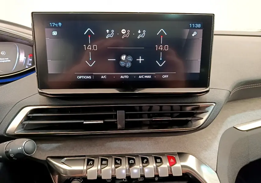 Vue rapprochée du tableau de bord du Peugeot 3008 GT 2021, écran tactile affichant la climatisation digitale.