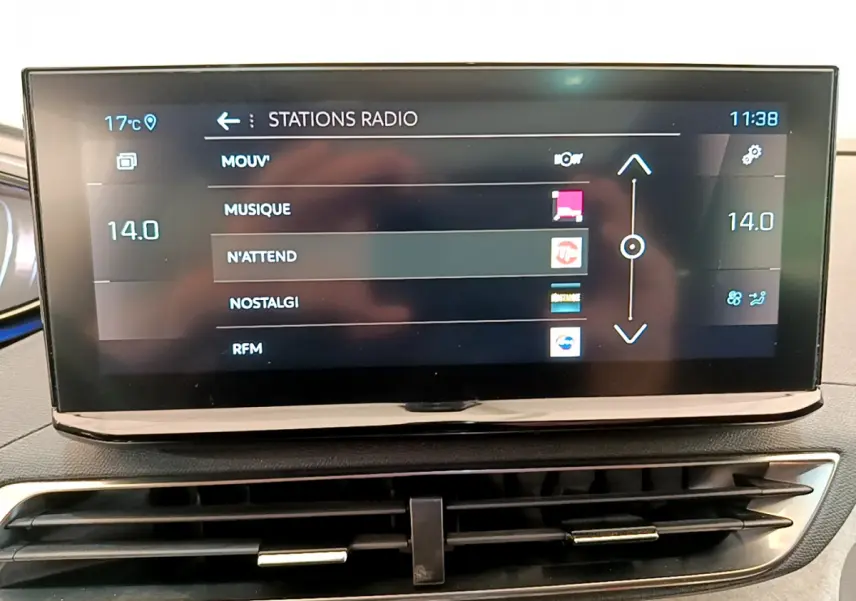 Écran tactile central du tableau de bord du Peugeot 3008 GT 2021 affichant les stations radio et la température à 14°C