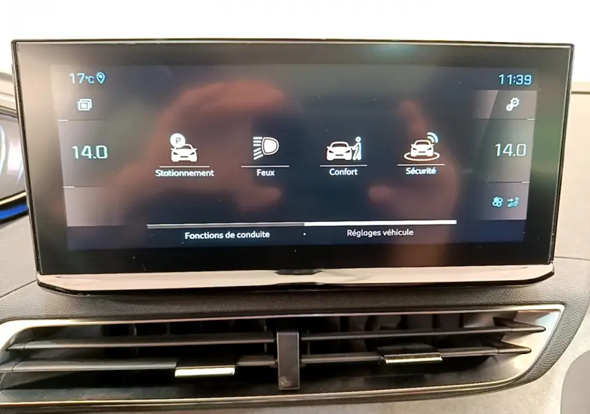 Écran tactile central du tableau de bord du Peugeot 3008 GT affichant les réglages de conduite et confort.