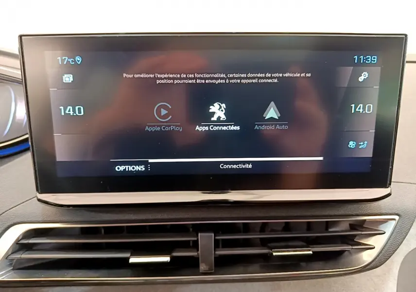 Écran tactile central du tableau de bord du Peugeot 3008 GT rouge, affichant Apple CarPlay et Android Auto.