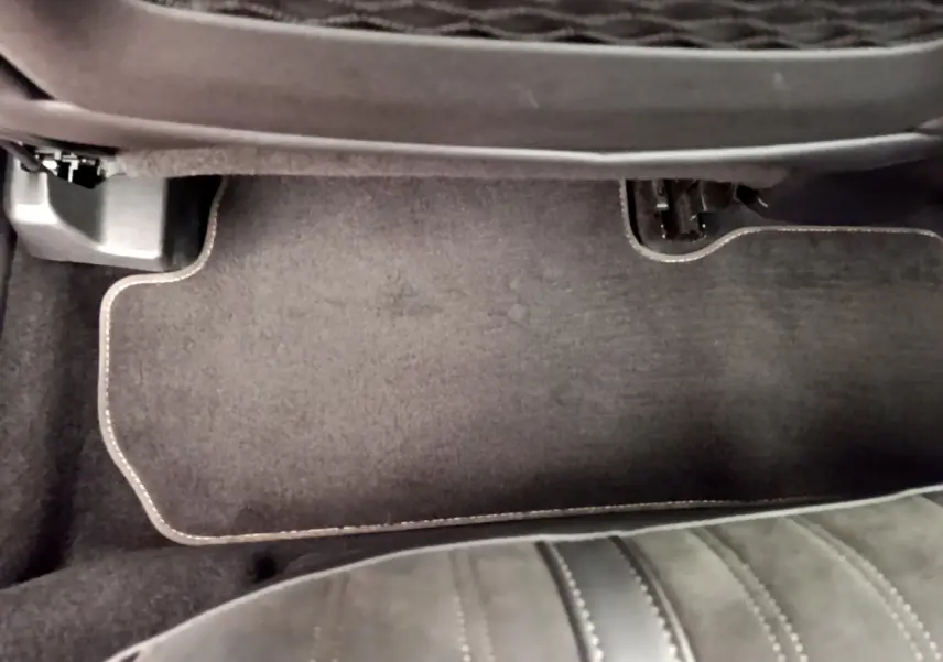 Tapis de sol noir avec surpiqûres blanches côté passager arrière d’un Peugeot 3008 GT rouge 2021.