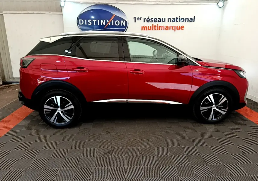 Profil côté droit d'un Peugeot 3008 GT rouge 2021, avec jantes alliage noires et toit blanc contrasté.