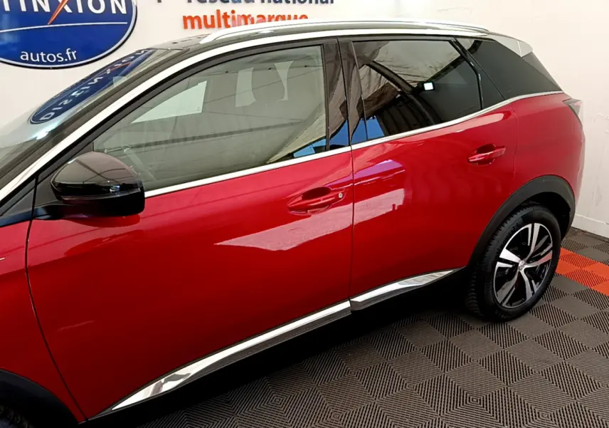 Vue latérale côté gauche du Peugeot 3008 GT rouge avec toit blanc et jantes alliage bicolores.