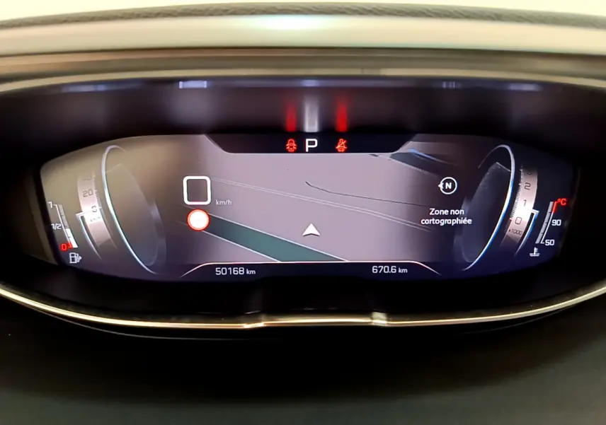Tableau de bord numérique du Peugeot 3008 GT 2021 affichant la navigation et les compteurs digitaux.