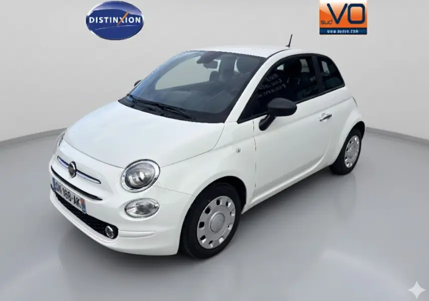 Vue 3/4 avant d'une FIAT 500 blanche 2023 avec jantes acier et rétroviseurs noirs dans un studio lumineux.