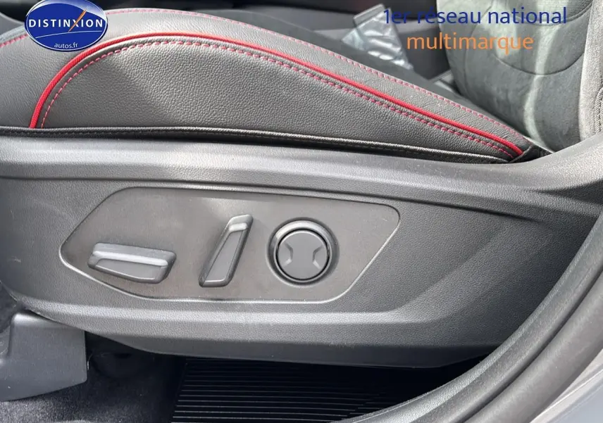 Réglages électriques du siège conducteur avec surpiqûres rouges sur l’intérieur noir du Hyundai Tucson Gris Shadow.