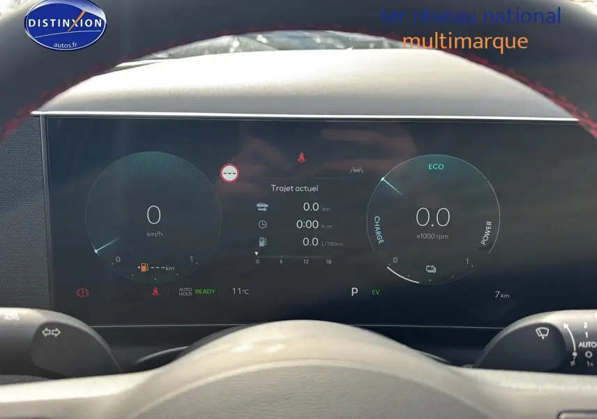 Tableau de bord numérique du Hyundai Tucson 2026, affichage vitesse et informations de conduite en vue frontale depuis le siège conducteur.