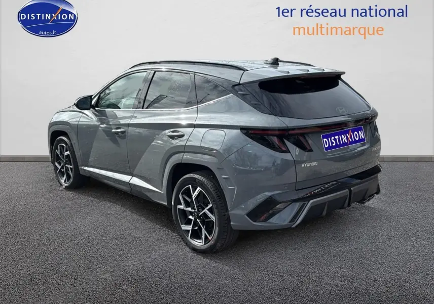 Vue 3/4 arrière droite du Hyundai Tucson 2026 gris Shadow avec jantes alliage 19 pouces et feux arrière LED.
