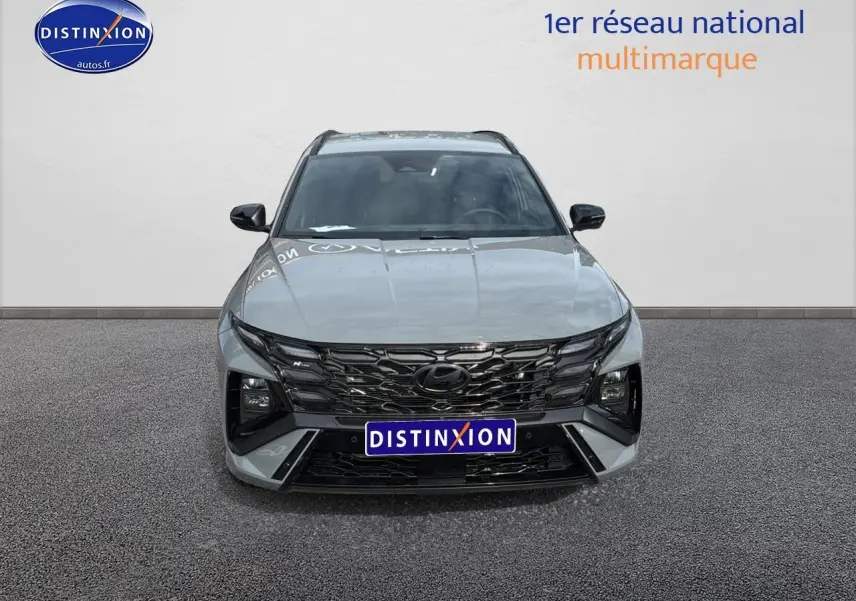 Vue frontale du Hyundai Tucson 2026 gris shadow avec calandre noire glossy et feux LED distinctifs.