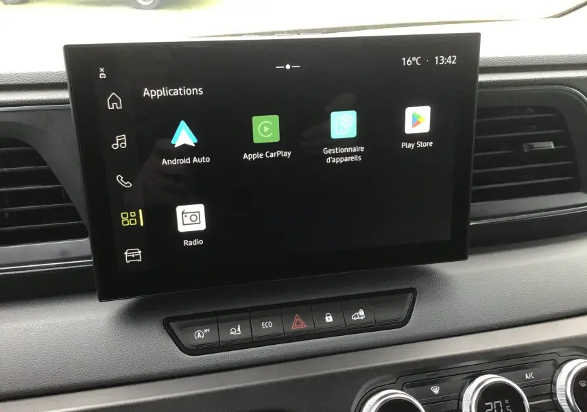 Écran tactile central du Renault Master 2026 affichant les applications Android Auto, Apple CarPlay et Play Store, intérieur gris.