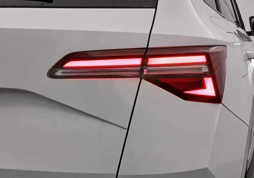 Gros plan sur le feu arrière droit allumé du Skoda Karoq blanc lune 2025 version Sportline.