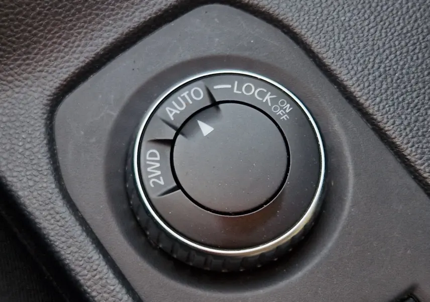 Gros plan sur le sélecteur de mode 4x4 du Dacia Duster 2023, bouton rotatif noir avec options 2WD, Auto et Lock.