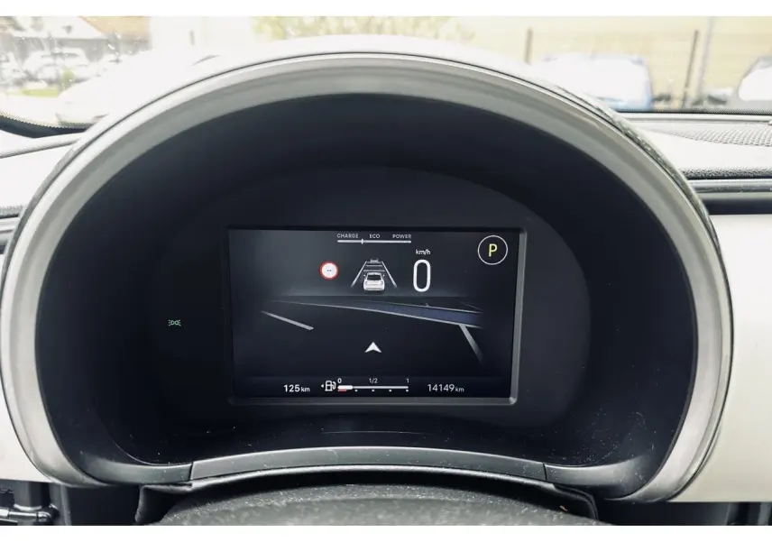 Vue rapprochée du combiné d'instrumentation numérique 7 pouces du Fiat 600 La Prima, affichant la vitesse et l'assistance à la conduite.