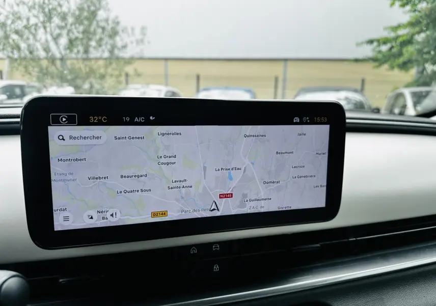 Écran tactile central affichant la navigation dans l’habitacle ivoire du FIAT 600 bleu clair, vue avant intérieure.