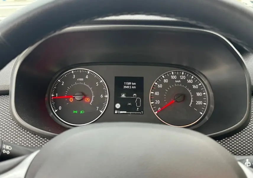 Vue rapprochée du tableau de bord de la Dacia Sandero 2024, affichant compte-tours, vitesse et écran central.