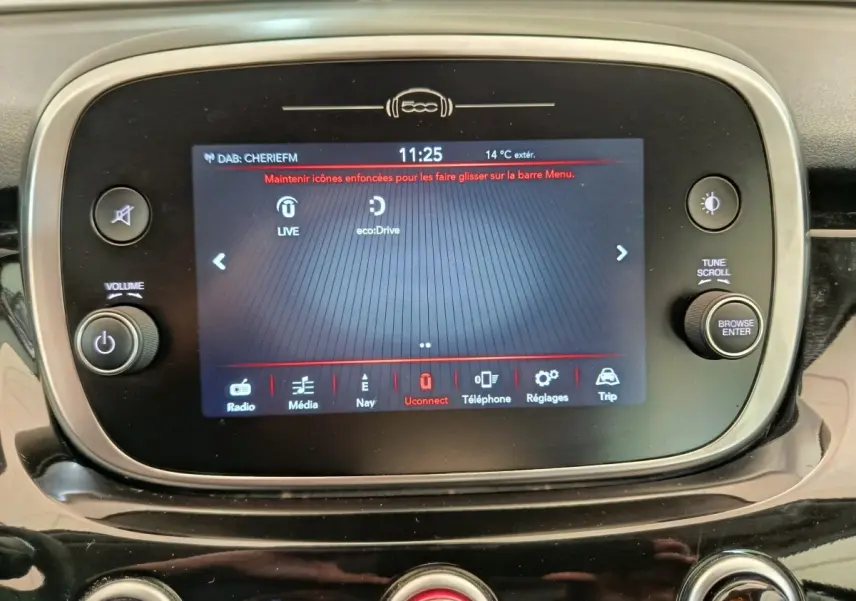 Écran tactile central du tableau de bord de la Fiat 500X blanc, affichant le menu principal multimédia.
