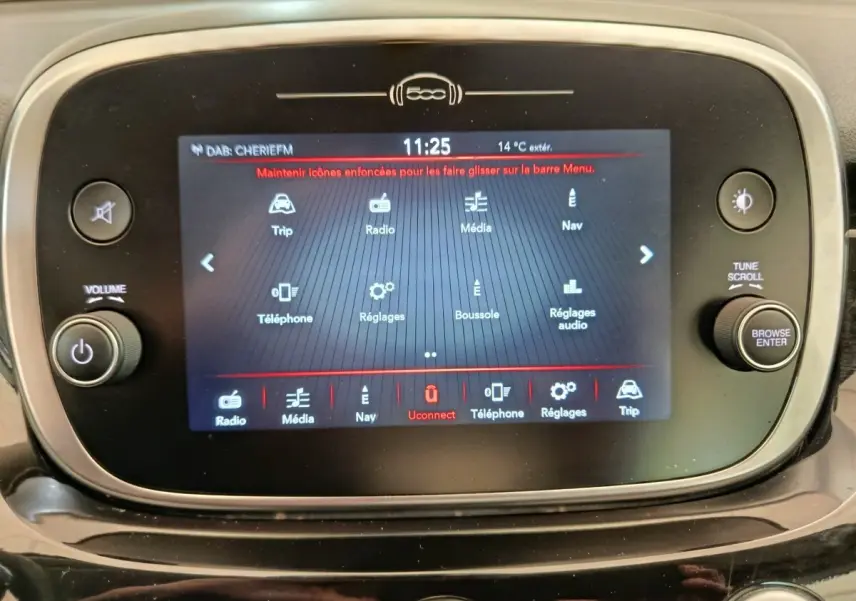 Écran tactile central de la Fiat 500X blanc, affichage multimédia avec menus radio, navigation et téléphone.