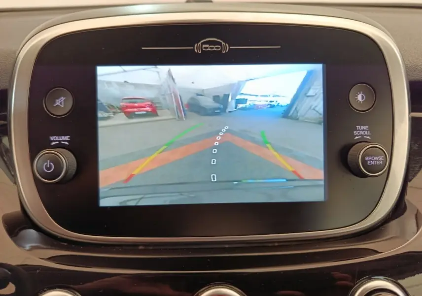 Écran tactile intérieur montrant la caméra de recul avec guidage dynamique, vue arrière dans un garage.