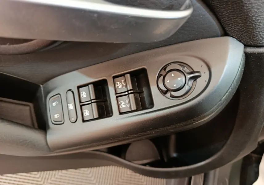 Gros plan sur les commandes de lève-vitres et réglage des rétroviseurs côté conducteur d'une FIAT 500X blanc.