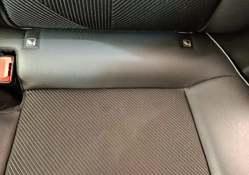 Gros plan sur la banquette arrière en tissu et simili cuir noir du Fiat 500X Cross 2020, avec attaches Isofix visibles.