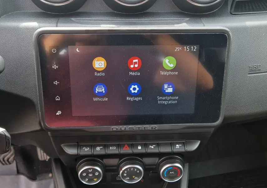 Vue rapprochée de l’écran tactile central et des commandes de climatisation du Dacia Duster 2022, intérieur noir.