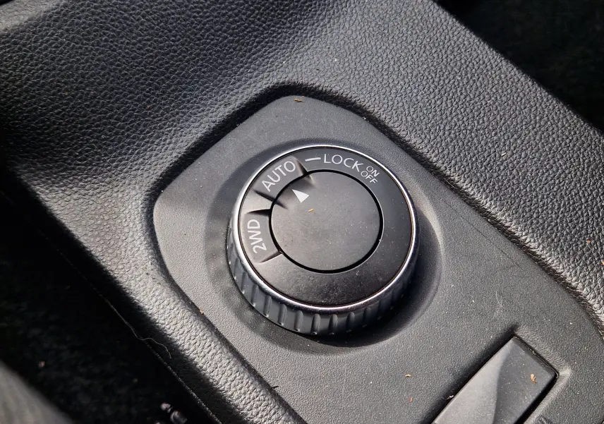 Gros plan sur le sélecteur de mode 4x4 du Dacia Duster 2022, avec options 2WD, Auto et Lock visibles.