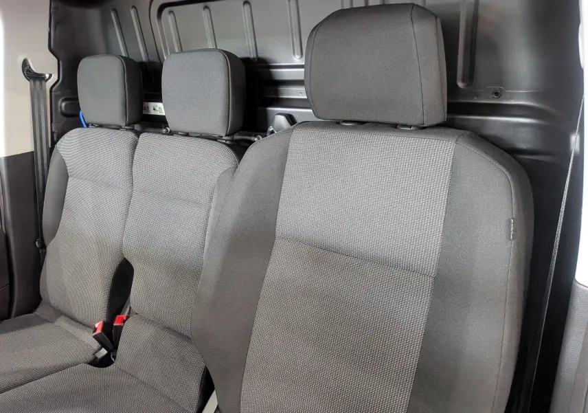 Vue intérieure rapprochée des sièges avant et banquette arrière du Citroën Berlingo Van blanc, version utilitaire 2025.