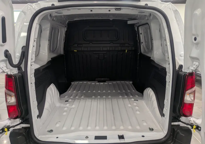 Vue arrière ouverte du Citroën Berlingo Van blanc 2025, montrant l’espace de chargement vide et les portes battantes.