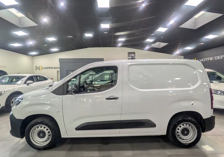 Vue de profil côté gauche d’un Citroën Berlingo Van blanc 2025 avec jantes acier et protections latérales noires.
