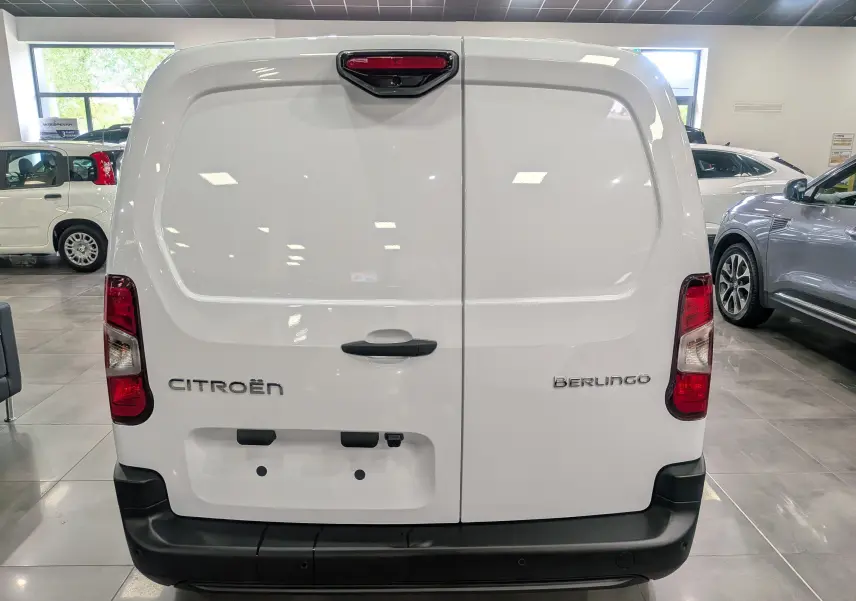Vue arrière du Citroën Berlingo blanc 2025 avec portes battantes et feux arrière verticaux en concession.
