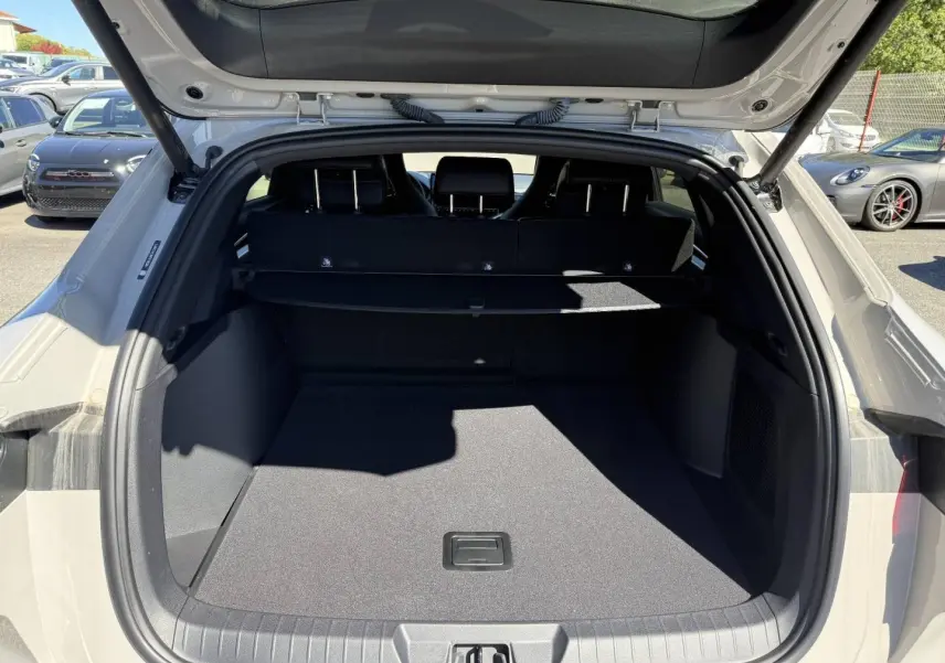 Coffre ouvert vu de l'arrière du BYD SEAL U 1.5 DM-i 218ch Boost en Boundless Cloud métallisé.