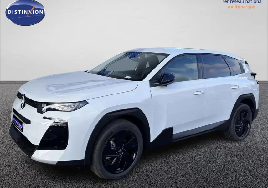 Vue 3/4 avant droite du Citroën C5 Aircross hybride blanc avec toit bi-ton noir et jantes noires.
