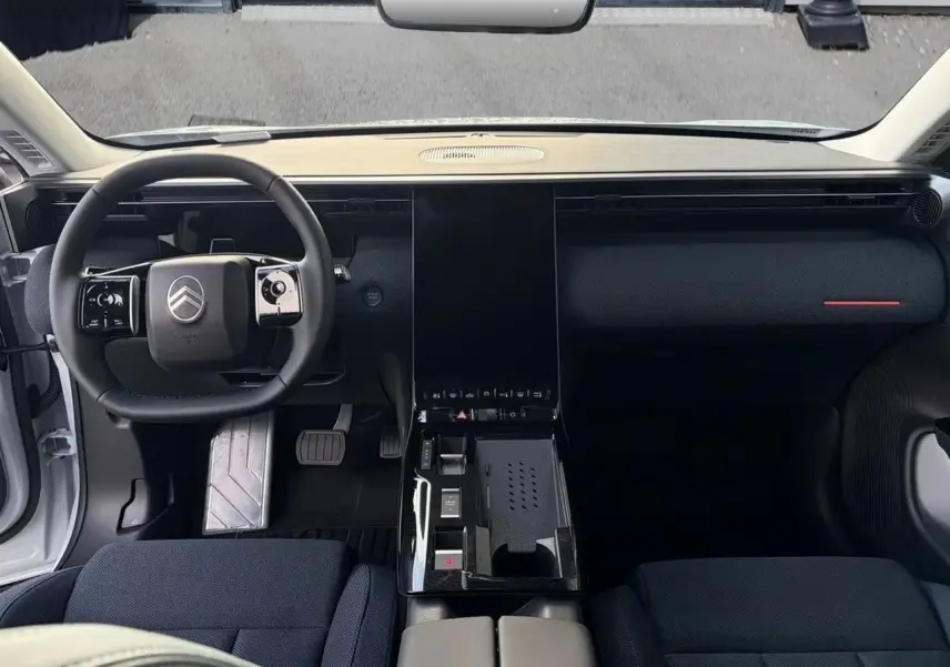 Vue intérieure frontale du tableau de bord et volant noir du Citroën C5 Aircross hybride 2026 avec console centrale épurée.