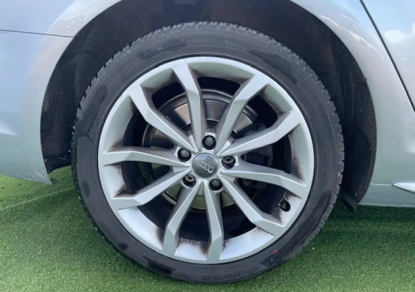 Gros plan sur la jante en aluminium 5 branches en Y argentée de l'Audi A4 V 35 TFSI 2019 couleur argent fleuret métal.